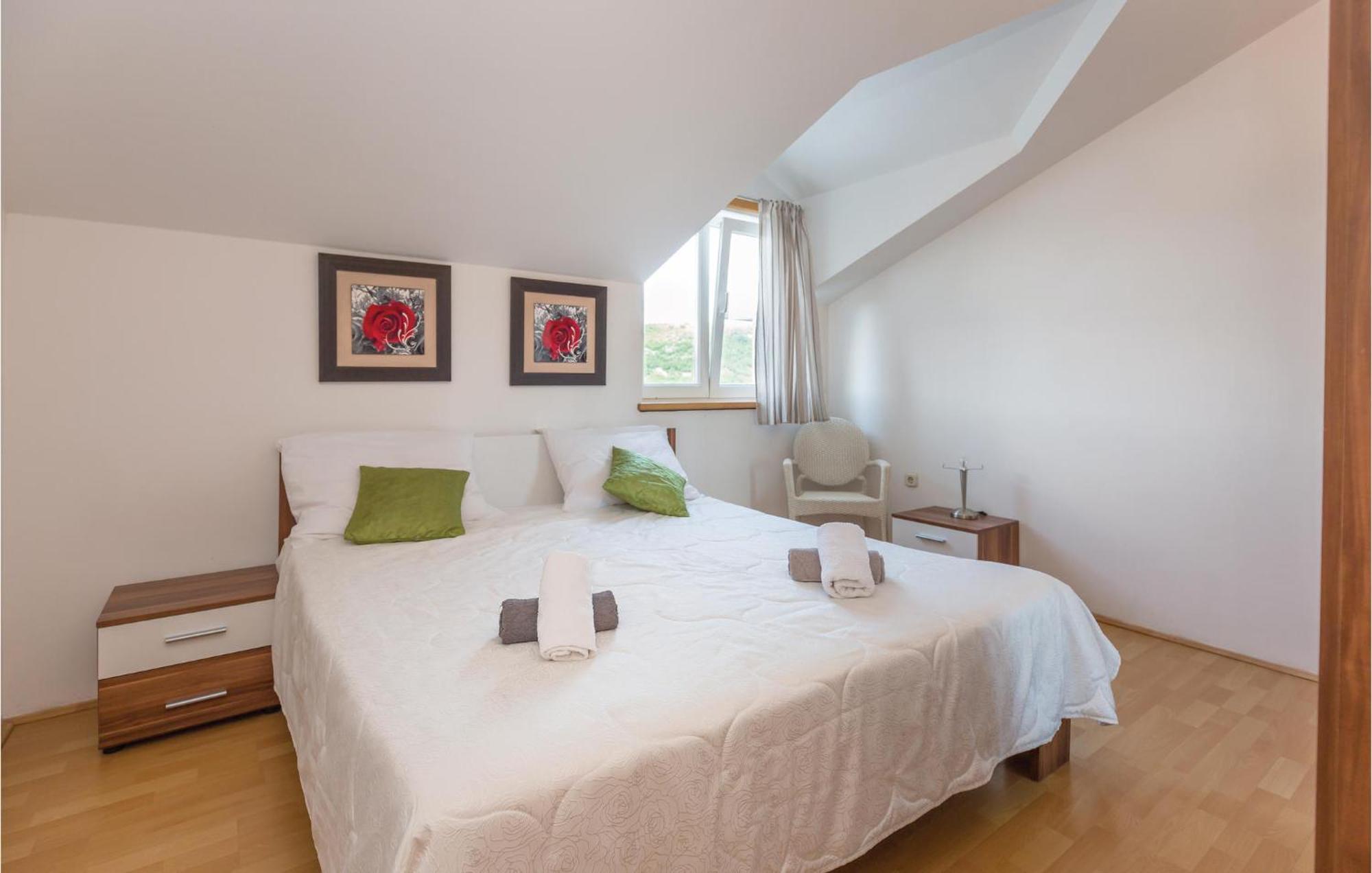Lovely Apartment In Ugljane With Kitchen Exterior foto
